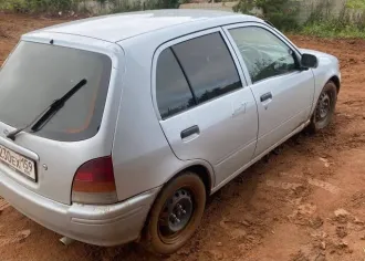 Toyota Starlet 1997 года, 88 л.с., пробег 385 655 км. Госномер P230ЕХ159, VIN: ЕР910233353, двигатель: 4Е 2152105, объем 1.3 л (1331 см³), цвет серебристый, МКПП. Состояние: требуется ремонт кузова (коррозия, лопнувшие передние стаканы, гнилые лонжероны крепления балки). Мотор и подвеска требуют…
