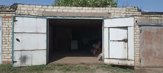 Гараж с земельным участком. Кадастровый номер здания 64:33:020501:1252, земельный участок 64:33:020501:1249. Площадь здания 28,1 кв. м, земельного участка–33,35 кв. м. Адрес: Саратовская область, Советский р-н, р.п. Степное, гаражный район «Южный-2», бокс XIII, место 8