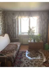 1/4 доля квартиры 65.6 кв.м., жилое помещение, адрес: Россия, Калужская обл., г. Калуга, ул. Хрустальная, д. 8, кв. 21, кадастровый номер 40:26:000239:382. Находится в общей долевой собственности. Сделка подлежит регистрации у нотариуса.