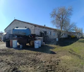 Здание кад. № 26:09:020901:8, пл. 1488.60 кв. м. по адресу СК, Туркменский район, с. Камбулат, МТФ №2.