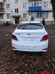 Hyundai Solaris 2016 года, легковой, VIN Z94CT41DAHR550270, государственный регистрационный знак О231СТ123, белый цвет, мощность двигателя 123 л.с., механическая коробка передач. Автомобиль имеет внешние повреждения: потертости, царапины, вмятины, очаги коррозии на кузове, трещины и сколы стекол…