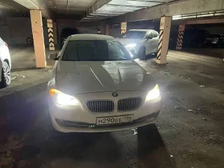 BMW 5 series 2010 года, 204 л.с., пробег 244108 км, АКПП. Легковой автомобиль BMW 523I, седан, госномер M290EE186, цвет белый, VIN X4XFP154XBC484299, ПТС 86 РС 869575, СТС 99 68 666192, летняя резина.