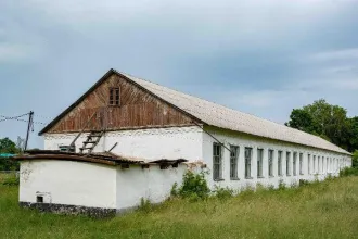Имущественный комплекс: школа 434,9 кв.м, котельная 12,5 кв.м, участок 8298 кв.м, Липецкая область. В составе 2 нежилых здания и земельный участок общей площадью 8 298 кв.м., расположенный по адресу: Российская Федерация, Липецкая область, Измалковский муниципальный округ, село Чермошное, дом 39…