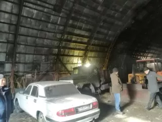 Гараж для легковых автомобилей 46,1 кв. м., кадастровый номер: 45:11:020601:255; ангар 577,2 кв.м., кадастровый номер: 45:11:020601:248; гараж 218,6 кв.м., кадастровый номер: 45:11:020601:246; административное здание (контора) 200,1 кв.м., кадастровый номер: 45:11:020601:251; тракторный гараж…