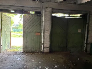 Гараж 40,2 кв. м и земельный участок 48 кв. м, Брянская область. Гараж площадью 40,2 кв. м с кадастровым номером 32:04:0220601:391, расположенный: Российская Федерация, Брянская область, Гордеевский муниципальный район, с. Гордеевка, ул. Ленина, блок 8, гараж №2, и земельный участок под ним…