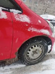 Honda Fit 2001 года, 86 лс, 320000 км, АКПП, идентификационный номер GD11015179, цвет красный, мощность двигателя 86 лс. Не работают задние стеклоподъемники, в 2024 году установлен контрактный двигатель и коробка вариатор, правый порог и крылья гнилые.