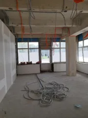 Помещение 411.6 кв. м, Москва. Площадь 411,6 кв. м, номера на поэтажном плане: этаж 1, пом. I, ком. 1, 2, 2в, 2г, 3, 3а, 3б, 3в, 3г, 4 - 6, 6а, 7 - 9, 9а, 10, 13, 13а, 19, 19а, 19б, 19в, 19г. Адрес: г. Москва, муниципальный округ Западное Дегунино, Коровинское шоссе, дом 25/30, помещение 1/1.