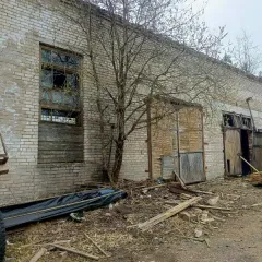 Нежилое здание Нежилое здание с кадастровым номером 60:16:0010101:64, площадью 871 кв.м., местоположение: Псковская область, Плюсский муниципальный округ, р.п.Плюсса, ул.Фадеева, д.38 и земельный участок из земель населенных пунктов с кадастровым номером 60:16:0010101:11, площадью 12614 кв.м…