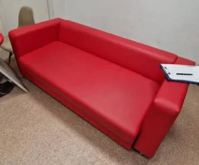 Бытовая техника, мебель, оргтехника, товарно-материальные ценности бывшие в употреблении в количестве: диван Кожзам Орегон 09 3500*1100*800 - 1 шт., шлемы для прохождения квестов - 20 шт., диван красный маленький - 3 шт., стулья - 24 шт., столы - 8 шт., шлемы VR Oculus Quest 2 - 8 шт., ноутбук HP…