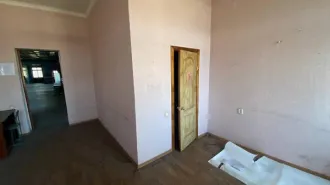Нежилое помещение общей площадью 27,7 кв.м., с кадастровым номером 42:30:0303096:358, расположенное по адресу: Кемеровская область – Кузбасс, г. Новокузнецк, ул. ДОЗ, д. 17-А, пом. 7. Состояние: удовлетворительное. Помещение находится на этаже № 2 нежилого здания. Общие сведения об ограничениях и…