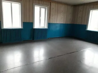 Здание 237,5 кв.м и земельный участок 3293 кв.м в Вологодской области. Бывший дом детского творчества, нежилое. Кадастровый номер здания: 35:17:0505001:361. Адрес: Вологодская область, Кичменгско-Городецкий муниципальный район, с. Кичменгский Городок, ул. Дошкольная, д. б/н, площадь 237,5 кв.м…