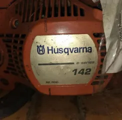 Husqvarna 142 Бензопила, 1 шт., бывшая в употреблении, работоспособность не проверялась.