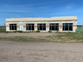 Нежилое здание 247.9 кв.м с земельным участком 484 кв.м, Курганская область Здание, назначение: нежилое, общей площадью 247,9 кв.м., кадастровый номер 45:04:010401:226, по адресу: Курганская область, Далматовский район, с. Мясниково, ул. Советская, д. 17 одновременно с земельным участком из земель…