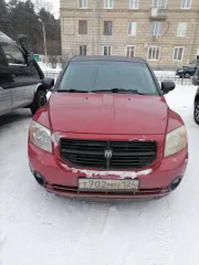 Dodge Caliber SE, 2008 г.в., г/н T702MH124, VIN 1B3HBN8CX8D748723, номер кузова 1B3HBN8CX8D748723, номер двигателя отсутствует, цвет красный. Рабочее состояние не проверялось, имеет сколы ЛКП на переднем бампере, сколы ЛКП и трещины на переднем бампере. Обременения: запреты судебного пристава…