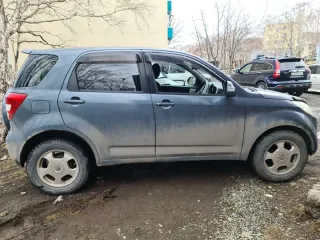 Toyota Rush 2006 года, серый. VIN отсутствует, ПТС 25 УМ 594267, госномер А986УС41. Произведен в Японии. Двигатель бензиновый, модель 3SZ, номер 1673811, мощность 109 л.с., объем 1495 см³.