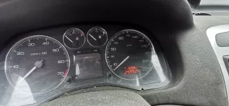 Peugeot 307, 2007 г.в., VIN: VF33CNFUL84954453, серый кузов, объем 1587 см³, мощность 109 л.с., экологический класс 4, тип: хэтчбек. В залоге у ООО МКК «КарМани». Состояние: битое в левую переднюю и заднюю части, после ДТП отремонтировано (видно по цвету краски), обшивка потолка демонтирована…