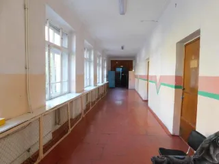 Здание ДЭБЦ площадью 1441,4 кв.м, мастерская 184,3 кв.м и земельный участок 6515,94 кв.м, расположенные по адресу: Кемеровская область, г. Анжеро-Судженск, ул. Бийская, д. 64. Кадастровые номера: 42:20:0102054:649, 42:20:0102054:650, 42:20:0102054:16.