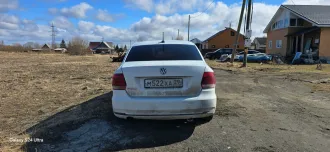 Volkswagen Polo 2019 года, белый цвет, VIN: XW8ZZZ61ZKG051234. Пробег 351161 км. Использовался в такси. Не на ходу, неисправен двигатель, демонтирован, находится в разобранном состоянии в багажнике автомобиля. Значительные повреждения, разрывы железа и вмятины по левой стороне автомобиля…