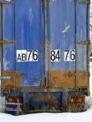 Прицеп Montracon 1996 года, идентификационный номер SMRC3A04496D54440. Техническое описание: Гнилой. Тент рваный, стойки сгнили и отвалились. Ворота плохие, резина под замену. Одно колесо отсутствует. Лопнули две пневмоподушки. Тент бока и крыша не работают.