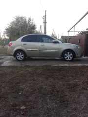 Автомобиль KIA DE  JB/RIO , VIN: XWEDH411AB0007517, 2010 г.в. Состояние: вмятины, ржавчины, сколы, трещина на лобовом стекле.  Легковой автомобиль KIA DE  JB/RIO  оформлен на супруга должника Серенко Юрия Александровича, является совместно нажитым имуществом, приобретенным в браке.