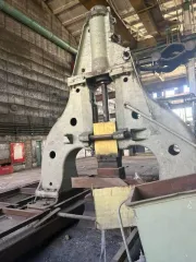 Ковочный паровоздушный молот М 1345 1986 г.в. Внешне не разукомплектован, возможно отсутствие деталей.