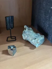 Сырье полудрагоценных камней: кристалл шерла, кристалл пирата и сросток аметистового кварца (2593 З/Т).