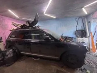 Volkswagen Touareg 2006 года, VIN WVGZZZ7LZ7D011303. Согласно акта описи и ареста автотранспортное средство в разобранном состоянии, неисправна головка блока цилиндра двигателя, трещина на переднем лобовом стекле, снят передний бампер.