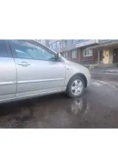 Toyota Corolla 2005 года выпуска. Цвет серебристый. VIN: NMTBZ20E80R123417. Категория B. Двигатель 3ZZE350223. Автомобиль не на ходу. Требуется ремонт двигателя, на порогах ржавчина, в салоне нет магнитолы, в дверях отсутствуют колонки. Возможно наличие иных недостатков.