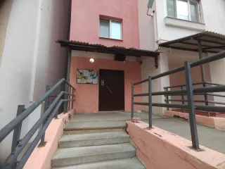 Жилое помещение (квартира) - 44.2 кв. м, кадастровый номер 63:01:0807008:1003, 
Адрес: г. Самара, ул. Братьев Коростелевых, д. 66А, кв. 50, 
Ограничения и обременения: без внутренней отделки (отсутствует сантехническое оборудование, разводки электрики по квартире), в квартире третьи лица не…