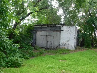 Земельный участок площадью 1300 кв.м. с административным зданием 202.2 кв.м. и зданием гаража 28.5 кв.м. по адресу: Тюменская область, Сладковский район, село Сладково, ул. Рабочая, 14. Кадастровые номера: участок - 72:14:2101035:2, здания - 72:14:2101035:47 и 72:14:2101035:48. Вид разрешённого…