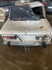 ВАЗ-21063 1990, ИЖ 2126-030 2003. ВАЗ-21063 1990 года, госномер отсутствует, цвет бежевый, VIN XTA210630L2419060 повреждён. Состояние: б/у, кузов мятый, верх покрыт черной пленкой, ржавчина по кузову, салон разукомплектован, без аккумулятора, документы и ключи отсутствуют. ИЖ 2126-030 2003 года…