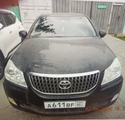 Toyota Crown Majesta, 2009 г.в., VIN URS206-1002384, госномер А611BFABH, цвет черный. Документы отсутствуют, ключ зажигания в наличии. Очаги коррозии, абразивный износ на всех стеклах и зеркалах, царапины, потертости, поверхностные и внутренние загрязнения, следы ржавчины, окисление корпусов…