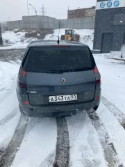 Renault Grand Scenic 2006 года, серый, VIN: VF1JMJEN636905226, госномер: А343ТА51. Особенности тех. состояния: отсутствует фрагмент заднего бампера (требуется его замена), нарушения лакокрасочного покрытия на крышке багажного отделения.