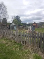 Дом 20,7 кв.м. и земельный участок 1161 кв.м. в Кемеровской обл., домовладение по адресу: Кемеровская область - Кузбасс, м.о. Таштагольский, п. Чугунаш, ул Центральная, д. 22, кадастровый номер ЗУ 42:12:0103002:212, площадь 1161 кв.м., кадастровый номер дома 42:12:0103002:439, площадь 20,7 кв.м.