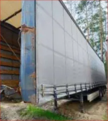 Полуприцеп KRONE SD Тентованный 2011 года, VIN WKESD000000496698, цвет серый. Состояние неудовлетворительное: после ДТП отсутствует передний борт, повреждены крыша и ее механизмы, изношена резина, имеются другие механические неисправности.