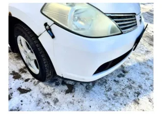 Nissan Tiida 2007 года, 109 л.с., пробег 300000 км. Автомобиль Nissan Tiida Latio, цвет белый, ПТС 25 УВ 315859, государственный номер К985АН125, страна-изготовитель Япония, разрешенная максимальная масса 1475 кг, масса без нагрузки 1200 кг.