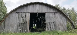 Здание с кадастровым номером 29:01:070204:511 Здание ангар, назначение – нежилое, площадь 929,1 кв. м., расположено по адресу: Архангельская область, Вельский район, д. Степанковская, ул. Центральная, д. 46, корпус 5,  кадастровый номер 29:01:070204:511 и земельный участок площадью 1924 кв. м…