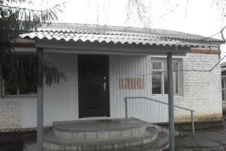 Одноэтажное деревянное обложенное кирпичом административное здание военного комиссариата 275.9 м², здание гаража 74.1 м², здание гаража 57.3 м², земельный участок 1295 м², ограждение территории. Объекты расположены по адресу: Волгоградская область, Кумылженский район, ст-ца Кумылженская, ул…