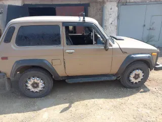 ВАЗ 2121 1983 года выпуска, цвет темно-бежевый. VIN: XTA212100E0338497, ПТС: 56EO538365, госномер: X8066OM56. Тип двигателя: бензиновый, мощность 75 л.с. (55 кВт), рабочий объем 1600 куб. см. Разрешенная максимальная масса 1610 кг, масса без нагрузки 1210 кг.