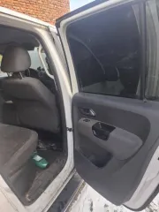 Volkswagen Amarok, 2011 года, 163 л.с., АКПП. Транспортное средство: автомобиль Volkswagen 2H Amarok, год выпуска: 2011, VIN: WV1ZZZ2HZCA004848, регистрационный знак: Х 392 КН 19, цвет белый. Неисправен двигатель, следы коррозии на кузове, вмятины на капоте.