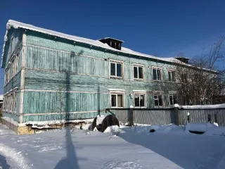 Административное здание с земельным участком Административное здание, общая площадь – 691,7 кв.м., стены и их наружные отделки – рубленые, с кадастровым номером 14:10:010004:1228. Земельный участок, категория земель: земли населенных пунктов, разрешенное использование: под контору, общая площадь –…