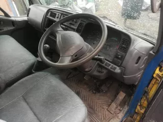Грузовой-бортовой автомобиль, марка: Mitsubishi модель: Canter, год изготовления: 2002 г.в., г/н: А856УВ125, цвет: Синий. Рабочий объем двигателя 5249 куб. см, мощность 140 л/с (105 кВт), изготовитель: Mitsubishi (Япония), тип двигателя: Дизельный. Кузов: по всему кузову имеются сколы и ржавчина…