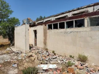 Комплекс строений и сооружений, 41240 кв. м, Республика Крым. Группа инвентарных объектов с расположенным под ними земельным участком по адресу: Республика Крым, Черноморский район, Медведевский с/с, комплекс строений и сооружений № 1, а именно: земельный участок пл. 41 240 +/- 355 кв. м, КН…