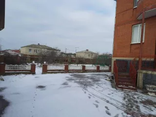 Жилой дом, общей площадью 250,5 кв. м., в том числе жилой площадью 117,4 кв.м., этажность: 2, подземная этажность:1, кадастровый номер: 61:43:0020103:587, расположенный по адресу: Ростовская область, Шолоховский р н, ст ца Вешенская, ул. Лесная, д. 51, с объектами вспомогательного назначения …
