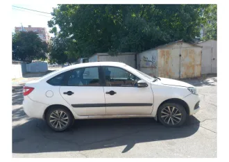 LADA Granta 2022 года выпуска, VIN: XTA219140P04650985. Цвет кузова белый, объем двигателя 1596 см³, тип кузова: легковой комби (хэтчбек). Автомобиль на ходу, однако требует комплексного ремонта: неисправен кондиционер; из‑за износа задних тормозных барабанов и колодок не функционирует стояночный…