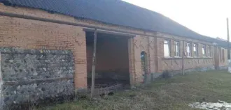 Дом 140,3 кв.м и участок 2228 кв.м в Северной Осетии-Алании. Жилой дом, литер А, общая площадь 140,3 кв.м., с кадастровым номером 15:02:0090210:51 расположенный по адресу: 363607, РСО–Алания, Кировский р-н, с. Дарг–Кох, ул. Ленина, д. 24 «а»; - Земельный участок, площадь земельного участка 2 228…