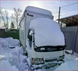 Isuzu ELF, 1996 года выпуска, Транспортное средство Isuzu ELF, 1996 года выпуска, ГРЗ М990НВ65. VIN номер поврежден. В настоящее время автомобиль находится в неисправном состоянии с 2020 года. Автомобиль имеет повреждения рамы (в результате ремонта рамы был уничтожен сварочным швом номер VIN)…