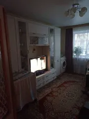 Квартира 45.4 кв.м в Саратове по адресу ул. Ипподромная, дом 8, кв. 102. Назначение: жилое. Кадастровый номер: 64:48:040440:1677. Находится в долевой собственности, размер доли: 1/5. Сделка подлежит регистрации у нотариуса.