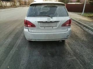 Toyota Ipsum 2001 года, 160 л.с., пробег 261797 км, АКПП. Цвет серый. Кузов АСМ260001992. Состояние: сгнившие пороги, кузов по днищу гнилой, задняя дверь гнилая, капот, решётка радиатора и передний бампер после удара, повреждён пластик салона, отсутствует задний редуктор привода и кардан.
