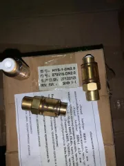 Запчасти для бензопилы и оборудование: гидроусилитель в сборе, трак гусеничный, электромотор, вал стальной соединительный. Металлическая крышка корпуса редуктора для цепной пилы серебристого цвета с техническими отверстиями и прорезями. Металлическое полотно для бензопилы продолговатой формы серого…